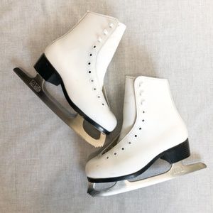 CCM Pirouette Youth Girls Ice Skates Size 2